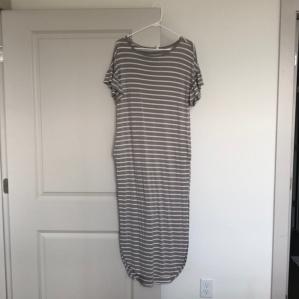 Pink Blush size S white/taupe striped maxi dress